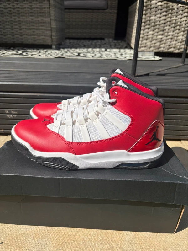 Jordan Max Aura 2 side view